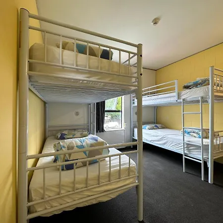 Around The World Backpackers-2
